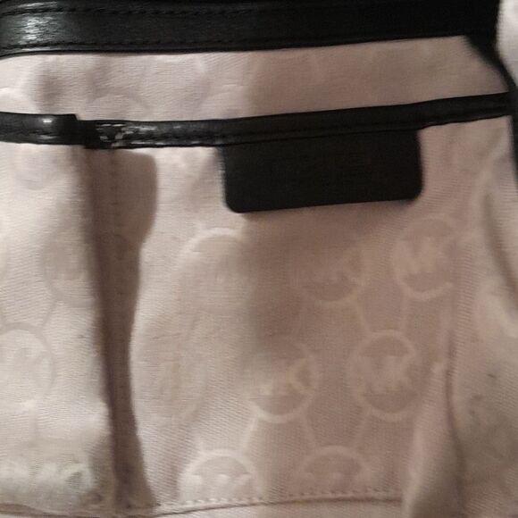 AUTHENTIC MICHAEL KORS BLACK LEATHER GOLD HARDWARE LOCK & KEY CHAIN SATCHEL BAG - Picture 15 of 17